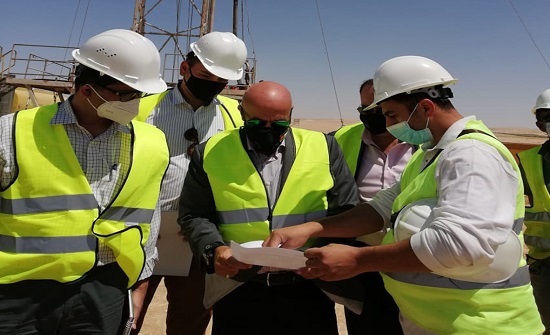 وزير المياه يتفقد التجارب المضخيّة في آبار مياه الشيدية