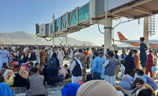 جنود أمريكيون يطلقون النار بمطار كابول.. وفوضى عارمة (شاهد) جنود أمريكيون يطلقون النار بمطار كابول.. وفوضى عارمة (شاهد)