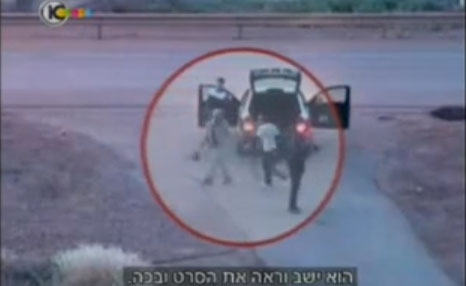 جندي إسرائيلي يعتدي على عمال فلسطينيين " فيديو " جندي إسرائيلي يعتدي على عمال فلسطينيين " فيديو "