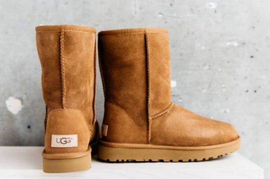 سعر خيالي لحذاء الـUGGS الشتوي.. قدّروا كم بلغ! سعر خيالي لحذاء الـUGGS الشتوي.. قدّروا كم بلغ!