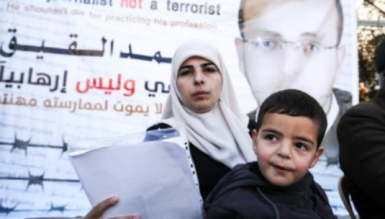 محمد القيق منتصراً.. رفض التأسيس لمحاكمة الصحافيين بتهمة التحريض محمد القيق منتصراً.. رفض التأسيس لمحاكمة الصحافيين بتهمة التحريض