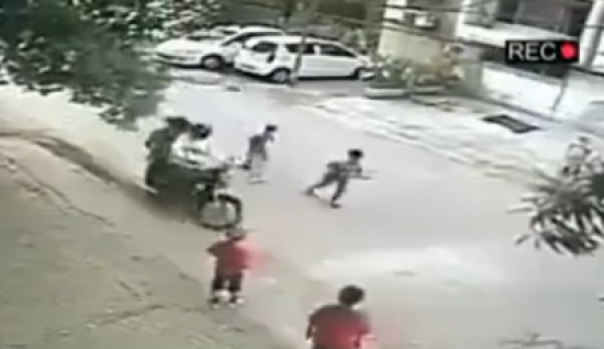 بالفيديو.. لصان يسرقان طفل أثناء لهوه أمام منزله