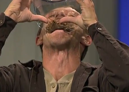 رجل يأكل الحريش