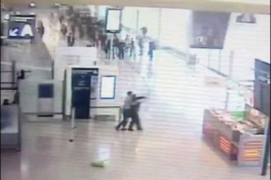 شاهد: لحظة هجوم بلقاسم على شرطية بمطار أورلي الفرنسي ومقتله