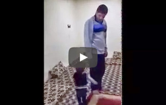 شاهد.. طفل يدعو والده للصلاة !!