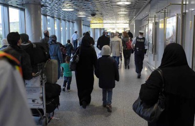 وصول اوائل السوريين الاتين من تركيا إلى المانيا بموجب الاتفاق بين الاتحاد الأوروبي وانقرة