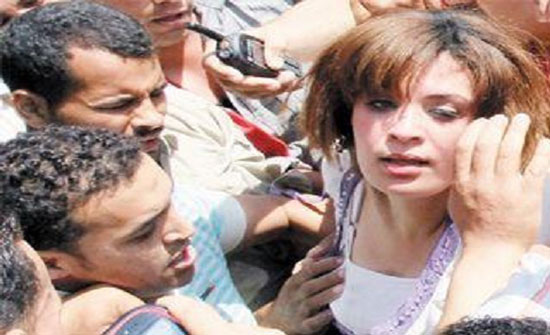 بالفيديو.. اغتصاب فتاة بميدان التحرير من قبل 50 شخصًا