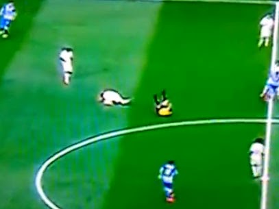 لاعب "يُسقط" حكم المباراة أرضا