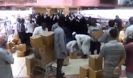 يوزع بضاعة سوبر ماركت مجاناً بعد حصوله على تعويض نزع ملكية أرض