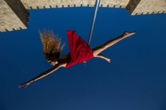 شاهد بالصور ... اسرائيليات يرقصن بالقرب من سور الاقصى ’’بملابس فاضحة’’..!!