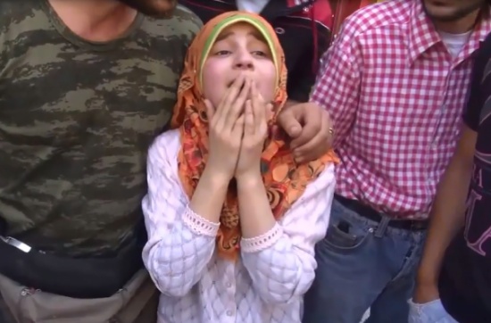 بالفيديو : طفلة قتلت البراميل المتفجرة أسرتها تصرخ "بدي إمي.. بدي إمي" بالفيديو : طفلة قتلت البراميل المتفجرة أسرتها تصرخ "بدي إمي.. بدي إمي"