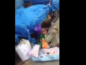 مريضة نفسيا تضرب "رضيعها" بقسوة في الشارع وأحد المارة يصورها "فيديو"