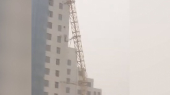بالفيديو: رافعة عملاقة تسحق مبانٍ لحظة سقوطها في الصين