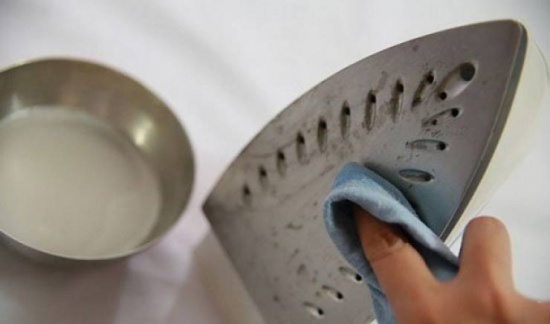 كيف تنظفين المكواة وتعيدينها جديدة؟!