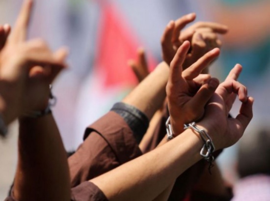 الأسرى يعلقون إضرابهم بعد "تفاهمات" مع مصلحة السجون الأسرى يعلقون إضرابهم بعد "تفاهمات" مع مصلحة السجون