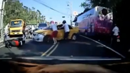 سائق متهور يتسبب في أكثر من حادث ويلوذ بالفرار