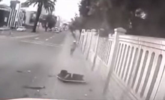 شاهد: كيف نجت هذه المرأة من حادث تصادم خلفها بأعجوبة؟