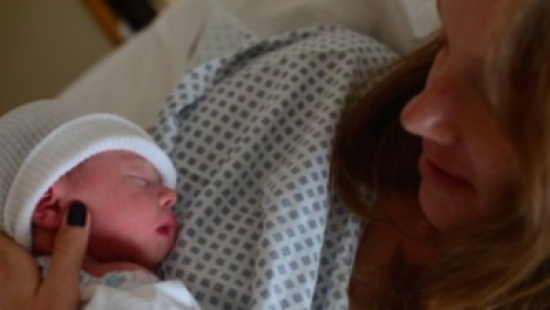 موظفة في «تويتر» توثق ولادتها عبر «تغريدات»