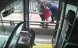 بالفيديو: سائق يقتل امرأة عبر فتحه باب الحافلة عمداً بالفيديو: سائق يقتل امرأة عبر فتحه باب الحافلة عمداً