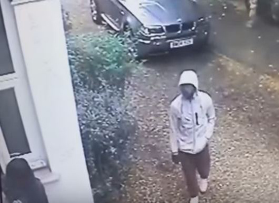 بالفيديو: لص يهاجم امرأة ويسرق حقيبتها