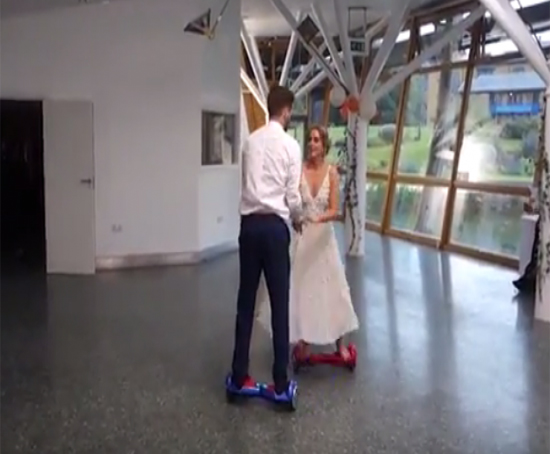 فيديو| عروسان يحتفلان بيوم زفافهما بالرقص على سكوتر ذكي!!