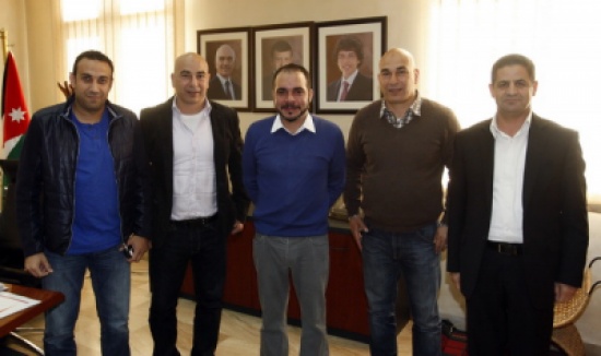 الأمير علي يستمع لشرح تفصيلي عن خطة إعداد المنتخب من الجهاز الفني