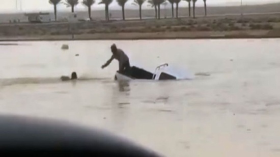 بالفيديو.. عائلة سعودية تنجو من الموت بعد أن غمرت مياه السيول سيارتهم بالفيديو.. عائلة سعودية تنجو من الموت بعد أن غمرت مياه السيول سيارتهم