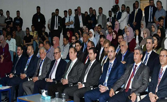 وزير الصناعة يفتتح اليوم العلمي لطلبة الهندسة الصناعية بجامعة العلوم وزير الصناعة يفتتح اليوم العلمي لطلبة الهندسة الصناعية بجامعة العلوم