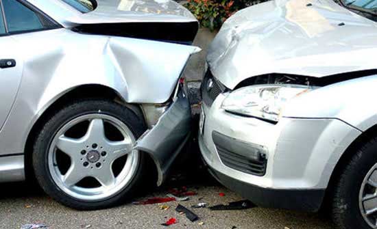 3 إصابات بحادث تصادم على الطريق الصحراوي 3 إصابات بحادث تصادم على الطريق الصحراوي