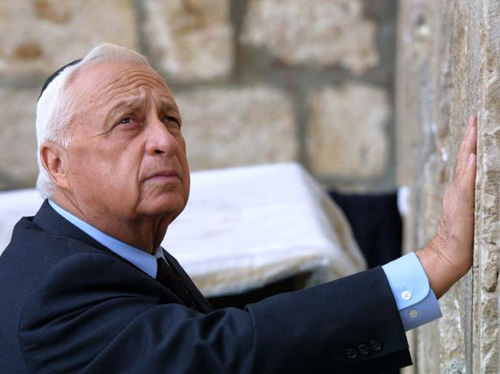 الصحافة الإسرائيلية تعتبر شارون " بطلاً قومياً " مثيراً للجدل الصحافة الإسرائيلية تعتبر شارون " بطلاً قومياً " مثيراً للجدل