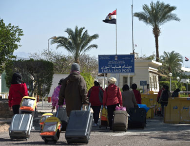 وزير الداخلية المصري يعلن عن إقامة منطقة عازلة على منفذ طابا الحدودي لتأمين حركة السياحة وزير الداخلية المصري يعلن عن إقامة منطقة عازلة على منفذ طابا الحدودي لتأمين حركة السياحة