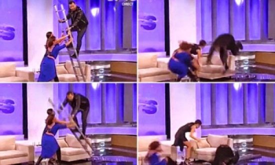 مذيع يسقط من أعلى سلم حديدي على الهواء