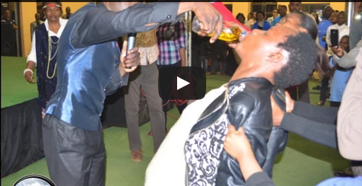 بالفيديو: قس أفريقي يجعل أتباعه يشربون البنزين !