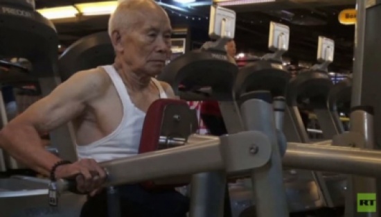 شاهد.. صيني يرفع أثقال في عمر الـ 93 عامًا