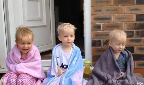 أب يوثق السنة الأولى لتوائمه الثلاثة