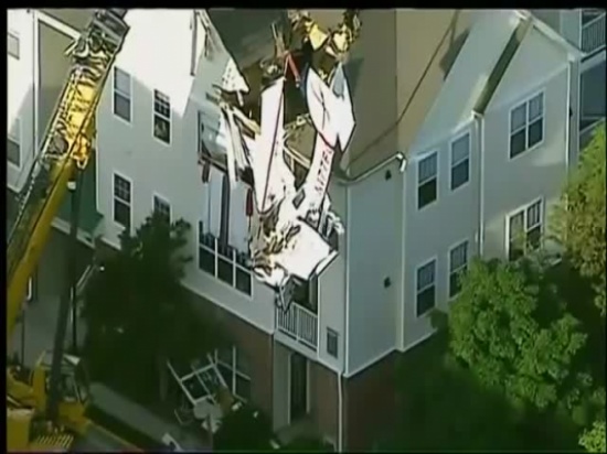 طائرة تقتحم شقة والساكن يتفاجأ بغريبين في غرفته " فيديو "