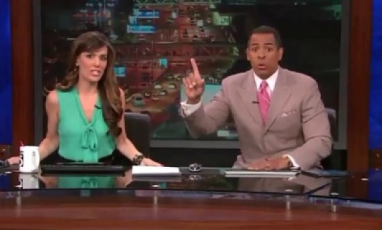 لحظات مرعبة لمذيعين أثناء هزة أرضية