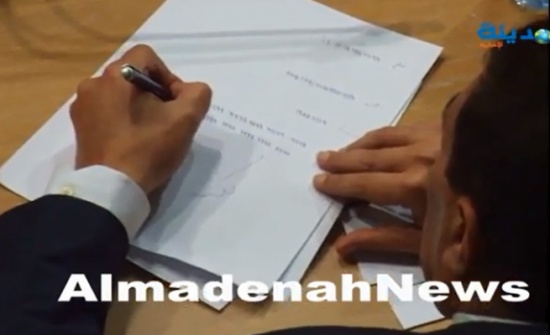 صورة : ورقة الطراونة وقلمه قبل أن يتغلب على منافسيه بالضربة القاضية !