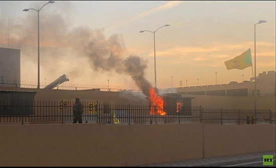بالفيديو : محتجون يحرقون البوابة الثانية للسفارة الأمريكية في بغداد بالفيديو : محتجون يحرقون البوابة الثانية للسفارة الأمريكية في بغداد