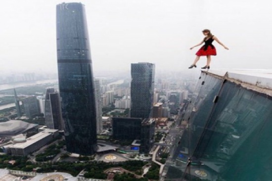 صور: فتاة روسية تمارس أخطر هواياتها بين السماء والأرض!