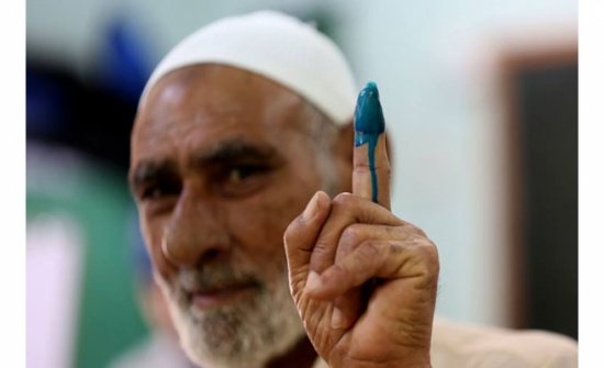 أنصار مرشح في الرمثا يسلمون بطاقاتهم الشخصية للمتصرف احتجاجا على النتائج