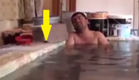 فيديو| شعر بالحرّ فحوّل منزله إلى...!