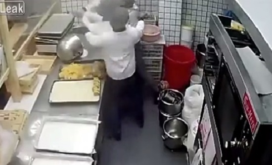 مشاجرة طاحنة بين الطهاة داخل مطبخ مطعم (فيديو)