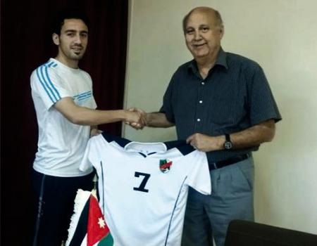 الأهلي يجدد عقد محترفه السوري الرفاعي الأهلي يجدد عقد محترفه السوري الرفاعي
