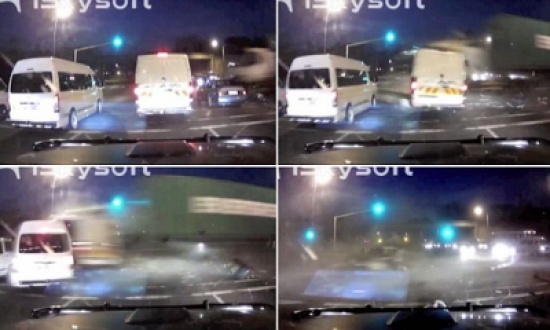 لحظة اصطدام شاحنة بـ6 سيارات ومصرع 27 شخصاً