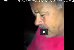 شاهد.. سمكة تطبق على يد صياد وترفض تركها