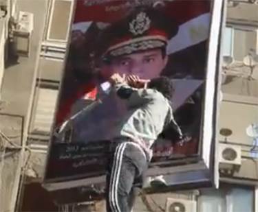 خبراء: السيسي يريد من الاستفتاء أن يكون " بيعة علنية "  له خبراء: السيسي يريد من الاستفتاء أن يكون " بيعة علنية "  له