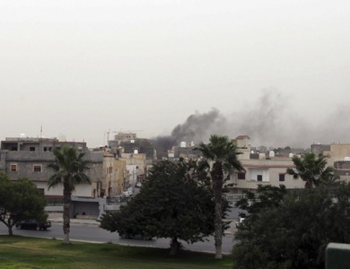 قيادات بالجيش الليبي تعلن تجميد عمل البرلمان وقصف صاروخي يستهدف القاعدة الجوية في بنغازي