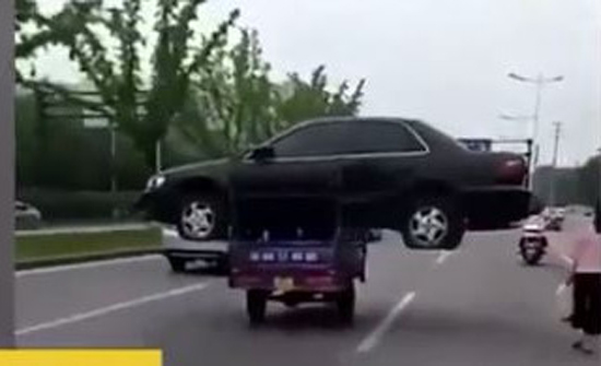 بالفيديو: أغرب طريقة في نقل السيارات؟