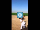 طفل حوثي يطلق النار ببراعة